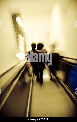 Stadt-Passagier auf Aufzug an u-Bahnstation Stockfoto