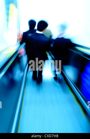 Stadt-Passagier auf Aufzug an u-Bahnstation Stockfoto