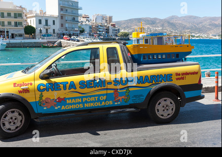 Pickup mit Modell von Creta Semi u-Boot-Touristenboot Agios Nikolaos Kreta Griechenland Stockfoto
