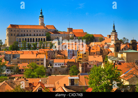 Schloss Mikulov (Nikolsburg) und Stadt in Süd-Mähren, Tschechische Republik Stockfoto