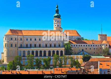 Schloss Mikulov (Nikolsburg) und Stadt in Süd-Mähren, Tschechische Republik Stockfoto