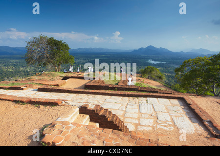 Blick vom Gipfel des Sigiriya, UNESCO-Weltkulturerbe, North Central Province, Sri Lanka, Asien Stockfoto