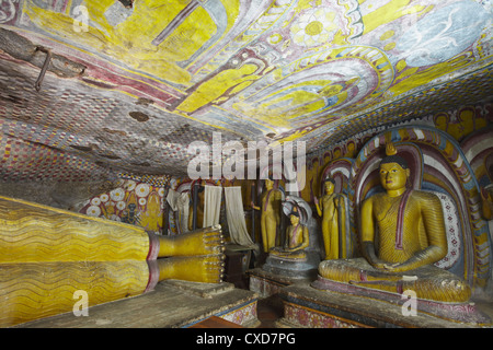 Buddha-Statuen in Höhle 5 der Cave Tempel, UNESCO-Weltkulturerbe, Dambulla, North Central Province, Sri Lanka, Asien Stockfoto