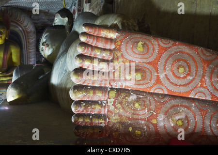 Liegender Buddha-Statue in Höhle 2 der Höhlentempel, UNESCO-Weltkulturerbe, Dambulla, North Central Province, Sri Lanka Stockfoto