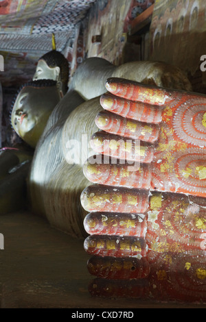 Liegender Buddha-Statue in Höhle 2 der Höhlentempel, UNESCO-Weltkulturerbe, Dambulla, North Central Province, Sri Lanka Stockfoto