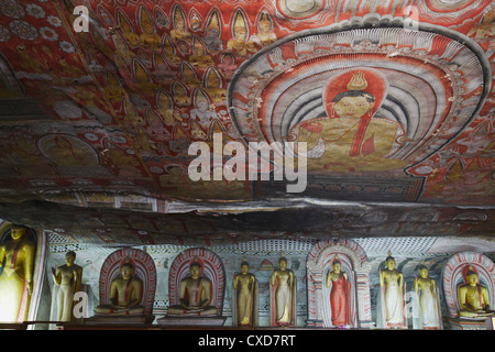 Buddha-Statuen in Höhle 2 der Höhlentempel, UNESCO-Weltkulturerbe, Dambulla, North Central Province, Sri Lanka, Asien Stockfoto