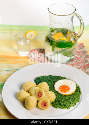 Gefüllte Kartoffelknödel mit geräuchertem Fleisch Stockfoto