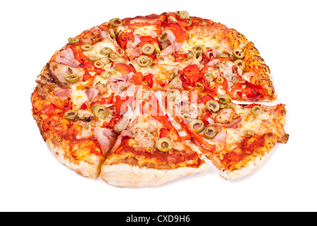 Gute Pizza mit Mozzarella, Schinken, Schweinefleisch, eingelegte Paprika, Oliven, die isoliert auf weißem Hintergrund Stockfoto