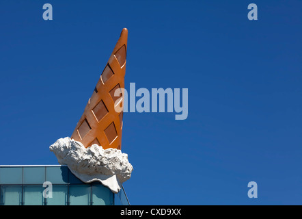 Sank der Kegel des Pop-Art-Künstlers Claes Oldenburg, Kegel Eisskulptur, Dach der Neumarkt Galerie, Köln, Deutschland, Europa Stockfoto