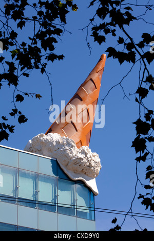 Sank der Kegel des Pop-Art-Künstlers Claes Oldenburg, Kegel Eisskulptur, Dach der Neumarkt Galerie, Köln, Deutschland, Europa Stockfoto