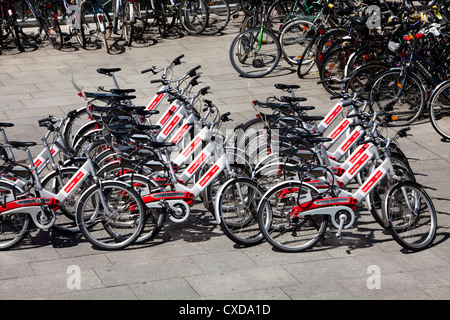 Rufen Sie ein Fahrrad, Vermietung Fahrräder, Deutsche Bahn AG, außerhalb der Hauptbahnhof Köln, Nordrhein-Westfalen, Deutschland, Europa Stockfoto