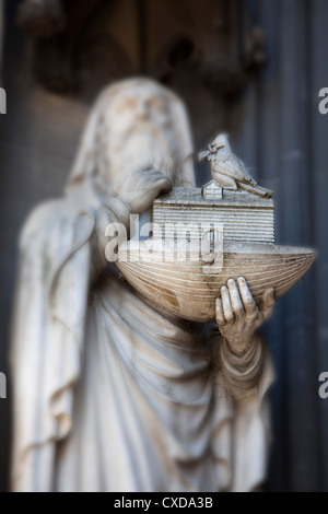 Kalkstein Figur des Noah mit seiner Arche auf dem Hauptportal, Koelner Dom, Kölner Dom, Deutschland, Europa Stockfoto