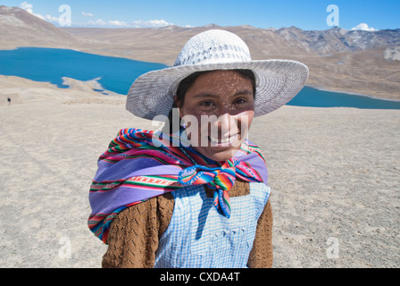 Aymara-Frau in der Cordillera Real mit dem See Tuni im Hintergrund Stockfoto