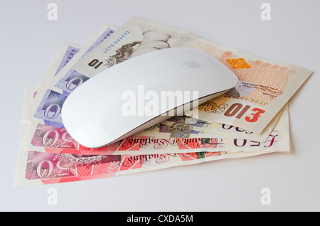 Apple Magic Maus sitzt auf Pfund-Noten Stockfoto