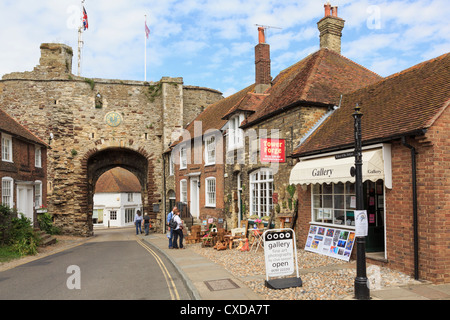 Landgate Bogen ca. 1329 ist einzig verbliebene Tor durch mittelalterlichen befestigten Hügel Stadtmauer Roggen East Sussex England UK Großbritannien Stockfoto