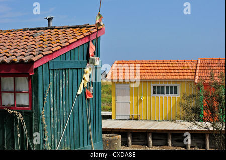 Bunte Kabinen der oyster Farm in la Baudissière in der Nähe von Dolus / Dolus d 'Oléron, Ile d' Oléron, Charente-Maritime, Frankreich Stockfoto