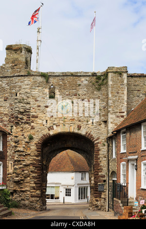 Landgate Bogen ca. 1329 ist einzig verbliebene Tor durch mittelalterlichen befestigten Hügel Stadtmauer Roggen East Sussex England UK Großbritannien Stockfoto