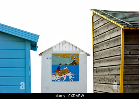 Bunte Reihe von Strandkabinen an Saint-Denis-d 'Oléron auf der Insel Ile d' Oléron, Charente-Maritime, Poitou-Charentes, Frankreich Stockfoto