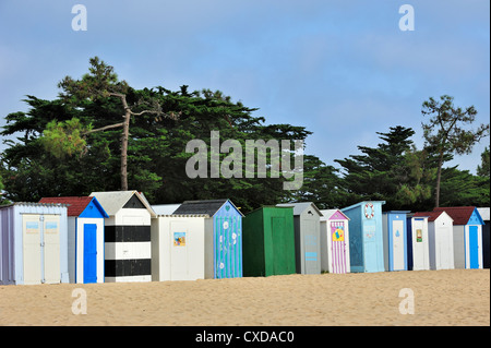 Bunte Reihe von Strandkabinen an Saint-Denis-d 'Oléron auf der Insel Ile d' Oléron, Charente-Maritime, Poitou-Charentes, Frankreich Stockfoto