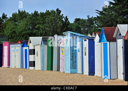 Bunte Reihe von Strandkabinen an Saint-Denis-d 'Oléron auf der Insel Ile d' Oléron, Charente-Maritime, Poitou-Charentes, Frankreich Stockfoto