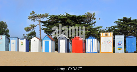 Bunte Reihe von Strandkabinen an Saint-Denis-d 'Oléron auf der Insel Ile d' Oléron, Charente-Maritime, Poitou-Charentes, Frankreich Stockfoto