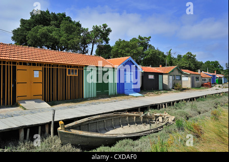 Bunte Kabinen der oyster Farm in la Baudissière in der Nähe von Dolus / Saint-Pierre-d 'Oléron, Ile d' Oléron, Charente-Maritime, Frankreich Stockfoto