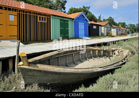 Bunte Kabinen der oyster Farm in la Baudissière in der Nähe von Dolus / Saint-Pierre-d 'Oléron, Ile d' Oléron, Charente-Maritime, Frankreich Stockfoto