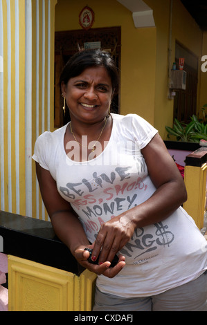 Junge Frau lehnt sich an eine Wand in ihrem Haus, Waikkal Dorf, Sri Lanka Stockfoto