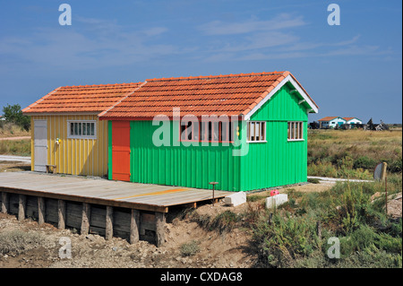 Bunte Kabinen der oyster Farm in la Baudissière in der Nähe von Dolus / Saint-Pierre-d 'Oléron, Ile d' Oléron, Charente-Maritime, Frankreich Stockfoto
