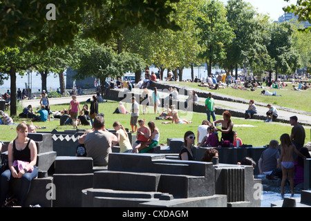 Menschen im Park Rheingarten, Köln, Nordrhein-Westfalen, Deutschland, Europa Stockfoto