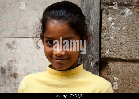 Porträt eines jungen Mädchens aus dem Dorf von Waikkal, Sri Lanka Stockfoto