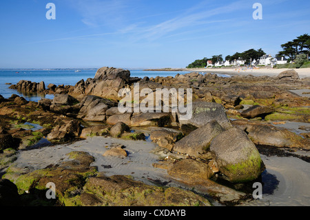 Felsige Küste von Carnac im Département Morbihan in der Bretagne im Nordwesten Frankreichs Stockfoto