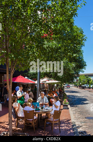 Bürgersteig-Restaurant am 2. Nordstraße in Lacledes Landung auf dem historischen Flussufer, St. Louis, Missouri, USA Stockfoto