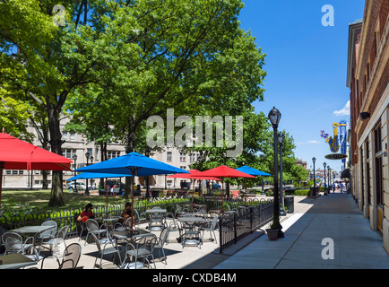 Straßencafé an der Ecke Washington Boulevard / Grand Boulevard, Grand Center Kunstviertel von Midtown St Louis, Missouri, USA Stockfoto