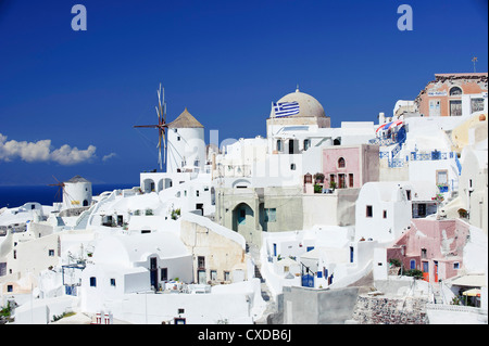 Windmühlen in der Stadt Oia auf Santorin, Griechenland Stockfoto