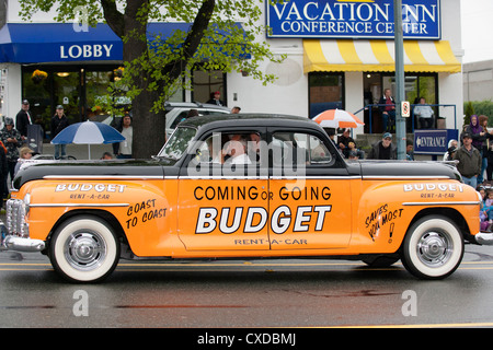 Zwei-Wege-Budget Autovermietung während 2012 Victoria Day Parade-Victoria, British Columbia, Kanada. Stockfoto