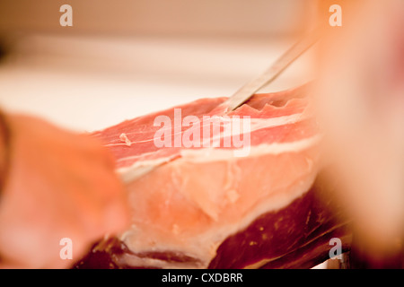 leckere frische Parma Serrano Schinken Scheiben Schweinefleisch Gourmet Jamon am Markt Stockfoto