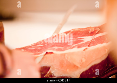 leckere frische Parma Serrano Schinken Scheiben Schweinefleisch Gourmet Jamon am Markt Stockfoto