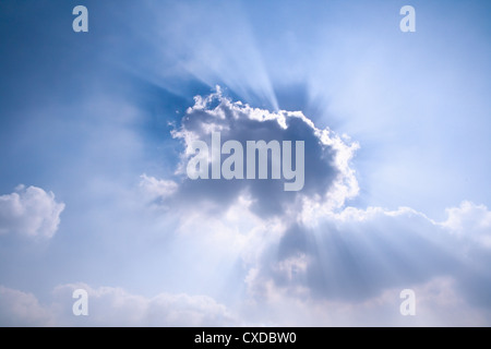 Strahlen der Sonne hinter der Wolke Stockfoto