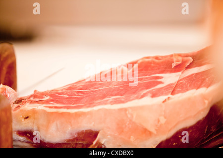 leckere frische Parma Serrano Schinken Scheiben Schweinefleisch Gourmet Jamon am Markt Stockfoto