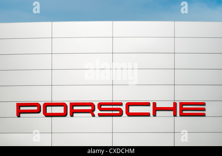 Porsche Schriftzug auf Fabrik-Fassade in Zuffenhausen, Stuttgart, Deutschland Stockfoto