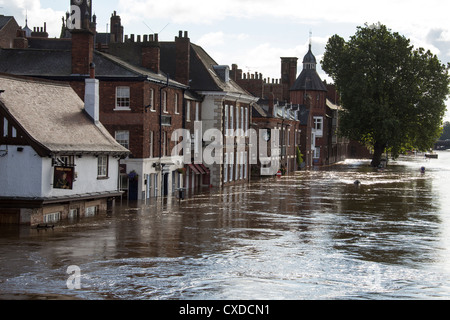 Den Fluss Ouse überflutet die Straßen von Zentrum von York im Vereinigten Königreich. September 2012. Stockfoto