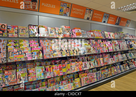 Zeitungsständer in W.H.Smith, Cobham M25 Autobahnraststätte, Cobham, Surrey, England, Vereinigtes Königreich Stockfoto