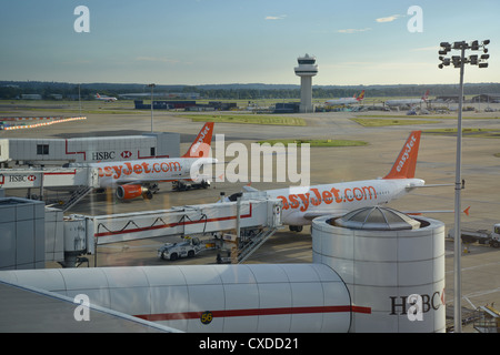 EasyJet Flugzeug an Toren, North Terminal, Gatwick Airport, Crawley, West Sussex, England, Vereinigtes Königreich Stockfoto