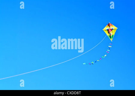 Farbige Kite Segel auf einem klaren blauen Himmel Stockfoto