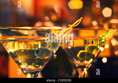 Olive und Glas Martini Stockfoto