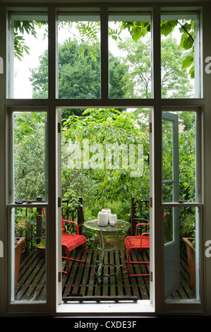 Sitzgelegenheiten im Freien auf der Terrasse des Londoner Stadthaus nach Regen Stockfoto