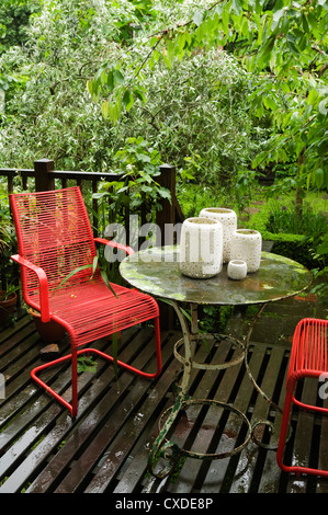 Sitzgelegenheiten im Freien auf der Terrasse des Londoner Stadthaus nach Regen Stockfoto