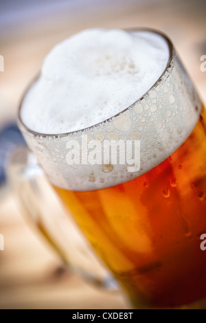 Glas Bier Nahaufnahme mit Schaum Stockfoto