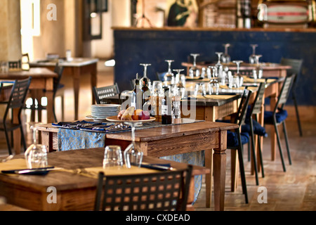 Weingläser auf einem Tisch in einem restaurant Stockfoto